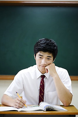 포토 JPG 학생 교육 남자 교복 남학생 포즈 교실 학교 청소년 고등학생 수업 실내 고등학교 한명 사람 앉기 동양인 손짓 상반신 10대 책 필기구 연필 스쿨라이프 칠판 한국인 책상 남자만 남자한명만 십대만 십대남자만 십대남자한명만 국내포토 1 라이프스타일 옷 가구 모션 문구용품 학용품 인종 내부 파일형식
