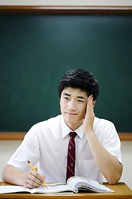 포토 JPG 학생 교육 남자 교복 남학생 포즈 교실 학교 청소년 고등학생 수업 실내 고등학교 한명 사람 앉기 동양인 손짓 상반신 10대 책 필기구 연필 스쿨라이프 칠판 한국인 책상 남자만 남자한명만 십대만 십대남자만 십대남자한명만 국내포토 1 라이프스타일 옷 가구 모션 문구용품 학용품 인종 내부 파일형식