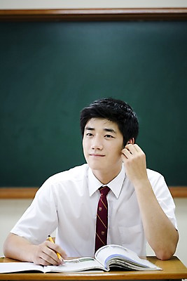 포토 JPG 학생 교육 남자 교복 남학생 포즈 교실 학교 청소년 고등학생 수업 실내 고등학교 한명 사람 앉기 동양인 손짓 상반신 10대 책 필기구 연필 스쿨라이프 칠판 한국인 책상 남자만 남자한명만 십대만 십대남자만 십대남자한명만 국내포토 1 라이프스타일 옷 가구 모션 문구용품 학용품 인종 내부 파일형식
