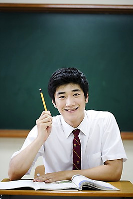 포토 JPG 학생 교육 남자 교복 남학생 포즈 교실 학교 청소년 고등학생 수업 실내 고등학교 한명 미소 웃음 사람 앉기 동양인 손짓 상반신 10대 책 필기구 연필 스쿨라이프 칠판 한국인 책상 남자만 남자한명만 십대만 십대남자만 십대남자한명만 국내포토 1 라이프스타일 옷 가구 모션 문구용품 학용품 표정 인종 내부 파일형식