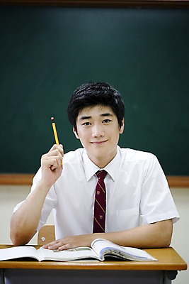 포토 JPG 학생 교육 남자 교복 남학생 포즈 교실 학교 청소년 고등학생 수업 실내 고등학교 한명 미소 웃음 사람 앉기 동양인 손짓 상반신 10대 책 필기구 연필 스쿨라이프 칠판 한국인 책상 남자만 남자한명만 십대만 십대남자만 십대남자한명만 국내포토 1 라이프스타일 옷 가구 모션 문구용품 학용품 표정 인종 내부 파일형식