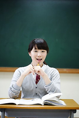 포토 JPG 학생 여학생 여자 교육 교복 포즈 교실 학교 청소년 고등학생 수업 실내 고등학교 한명 미소 웃음 사람 앉기 동양인 손짓 상반신 10대 책 필기구 연필 스쿨라이프 칠판 한국인 책상 여자만 여자한명만 십대만 십대여자만 십대여자한명만 국내포토 1 라이프스타일 옷 가구 모션 문구용품 학용품 표정 인종 내부 파일형식