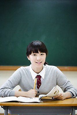 포토 JPG 학생 여학생 여자 교육 교복 포즈 교실 학교 청소년 고등학생 수업 실내 고등학교 한명 미소 웃음 사람 앉기 동양인 상반신 10대 책 필기구 연필 스쿨라이프 칠판 한국인 책상 여자만 여자한명만 십대만 십대여자만 십대여자한명만 국내포토 1 라이프스타일 옷 가구 모션 문구용품 학용품 표정 인종 내부 파일형식