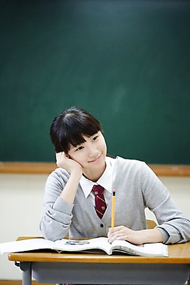 포토 JPG 학생 여학생 여자 교육 교복 포즈 교실 학교 청소년 고등학생 수업 실내 고등학교 한명 미소 웃음 사람 앉기 동양인 손짓 상반신 10대 책 필기구 연필 스쿨라이프 칠판 한국인 책상 여자만 여자한명만 십대만 십대여자만 십대여자한명만 국내포토 1 라이프스타일 옷 가구 모션 문구용품 학용품 표정 인종 내부 파일형식