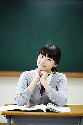 포토 JPG 학생 여학생 여자 교육 교복 포즈 교실 학교 청소년 고등학생 수업 실내 고등학교 한명 미소 웃음 사람 앉기 동양인 손짓 상반신 10대 책 필기구 연필 스쿨라이프 칠판 한국인 책상 여자만 여자한명만 십대만 십대여자만 십대여자한명만 국내포토 1 라이프스타일 옷 가구 모션 문구용품 학용품 표정 인종 내부 파일형식