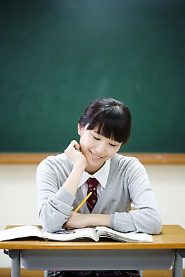 포토 JPG 학생 여학생 여자 교육 교복 교실 학교 청소년 고등학생 수업 실내 고등학교 한명 미소 웃음 사람 앉기 동양인 손짓 상반신 10대 책 필기구 연필 스쿨라이프 칠판 한국인 책상 여자만 여자한명만 십대만 십대여자만 십대여자한명만 국내포토 1 라이프스타일 옷 가구 모션 문구용품 학용품 표정 인종 내부 파일형식