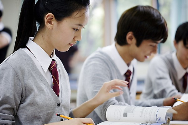 포토 JPG 학생 여학생 여자 교육 남자 교복 남학생 교실 학교 청소년 고등학생 수업 실내 고등학교 사람 앉기 동양인 상반신 옆모습 책 세명 스쿨라이프 교사 한국인 책상 국내포토 직업 라이프스타일 옷 뷰포인트 가구 모션 인종 내부 파일형식