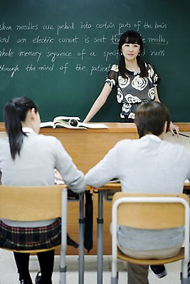 포토 JPG 문자 학생 기호 알파벳 영어 여학생 여자 교육 남자 교복 남학생 의자 교실 학교 청소년 고등학생 수업 실내 고등학교 영어교육 서기 사람 앉기 동양인 여러명 상반신 아웃포커스 책 스쿨라이프 교사 칠판 한국인 책상 단상 국내포토 직업 라이프스타일 옷 가구 다수 모션 촬영기법 인종 내부 파일형식