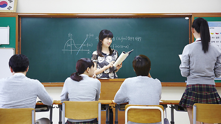 포토 JPG 문자 학생 여학생 여자 교육 남자 교복 남학생 의자 교실 학교 청소년 고등학생 수업 그래프 실내 고등학교 서기 사람 앉기 동양인 여러명 상반신 뒷모습 책 스쿨라이프 교사 칠판 한국인 시간표 책상 수학교육 단상 국내포토 직업 라이프스타일 옷 뷰포인트 가구 다수 모션 인종 내부 수학 계획 파일형식