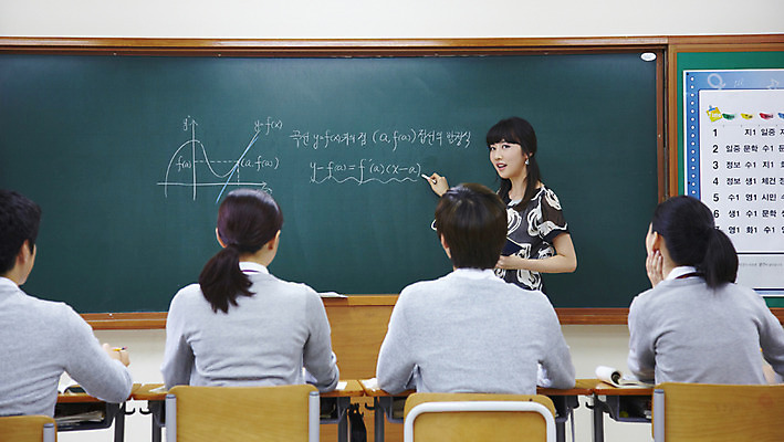 포토 JPG 문자 학생 여학생 여자 교육 남자 교복 남학생 의자 교실 학교 청소년 고등학생 수업 그래프 실내 고등학교 서기 사람 앉기 동양인 여러명 상반신 뒷모습 책 스쿨라이프 교사 칠판 한국인 시간표 책상 수학교육 단상 국내포토 직업 라이프스타일 옷 뷰포인트 가구 다수 모션 인종 내부 수학 계획 파일형식