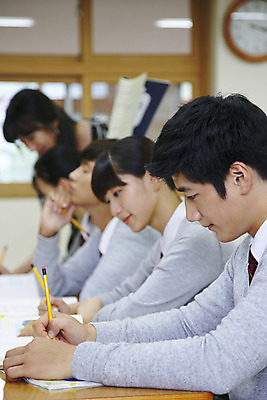 포토 JPG 학생 여학생 여자 교육 남자 교복 남학생 창문 교실 학교 청소년 고등학생 수업 실내 고등학교 사람 앉기 동양인 여러명 상반신 옆모습 아웃포커스 책 필기구 연필 스쿨라이프 교사 한국인 책상 벽시계 국내포토 직업 라이프스타일 옷 뷰포인트 시계 가구 다수 모션 문구용품 학용품 촬영기법 인종 내부 파일형식