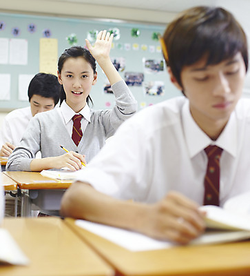 포토 JPG 학생 여학생 여자 교육 남자 교복 남학생 교실 학교 청소년 고등학생 수업 알림판 실내 고등학교 미소 웃음 사람 앉기 동양인 상반신 책 세명 필기구 연필 스쿨라이프 손들기 한국인 발표 책상 십대만 국내포토 라이프스타일 옷 가구 모션 문구용품 학용품 표정 인종 내부 파일형식