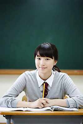 포토 JPG 학생 여학생 여자 교육 교복 포즈 교실 학교 청소년 고등학생 수업 실내 고등학교 한명 미소 웃음 사람 앉기 동양인 상반신 10대 책 스쿨라이프 칠판 한국인 책상 여자만 여자한명만 십대만 십대여자만 십대여자한명만 국내포토 1 라이프스타일 옷 가구 모션 표정 인종 내부 파일형식