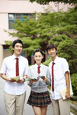 포토 JPG 나무 식물 학생 여학생 여자 교육 남자 교복 남학생 포즈 학교 청소년 고등학생 고등학교 서기 미소 웃음 사람 동양인 상반신 야외 건물 책 세명 독서 스쿨라이프 한국인 교정 십대만 국내포토 라이프스타일 건축물 옷 모션 표정 인종 파일형식