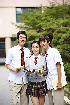 포토 JPG 나무 식물 학생 여학생 여자 교육 남자 교복 남학생 포즈 학교 청소년 고등학생 고등학교 서기 미소 웃음 사람 동양인 상반신 야외 건물 책 세명 독서 스쿨라이프 한국인 교정 십대만 국내포토 라이프스타일 건축물 옷 모션 표정 인종 파일형식
