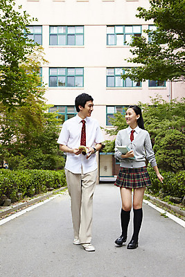 포토 JPG 전신 나무 식물 학생 여학생 여자 교육 남자 교복 길 남학생 학교 청소년 고등학생 고등학교 미소 웃음 사람 동양인 야외 두명 건물 책 스쿨라이프 걷기 한국인 교정 십대만 국내포토 라이프스타일 건축물 옷 모션 표정 인종 파일형식