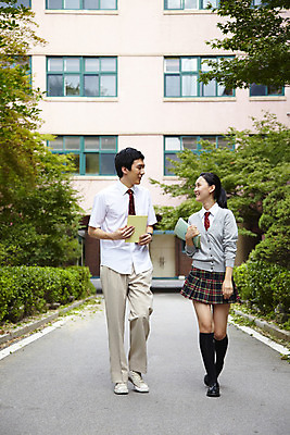 포토 JPG 전신 나무 식물 학생 여학생 여자 교육 남자 교복 길 남학생 학교 청소년 고등학생 고등학교 미소 웃음 사람 동양인 야외 두명 건물 책 스쿨라이프 걷기 한국인 교정 십대만 국내포토 라이프스타일 건축물 옷 모션 표정 인종 파일형식