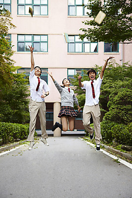 포토 JPG 전신 나무 식물 학생 여학생 여자 교육 남자 교복 길 남학생 학교 청소년 고등학생 고등학교 미소 웃음 사람 동양인 야외 건물 책 세명 스쿨라이프 점프 만세 한국인 던지기 교정 십대만 국내포토 라이프스타일 건축물 옷 모션 표정 인종 파일형식