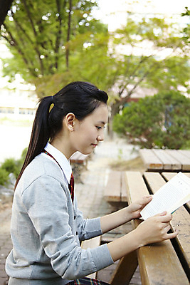 포토 JPG 나무 식물 학생 여학생 여자 교육 교복 벤치 의자 학교 청소년 탁자 고등학생 고등학교 한명 사람 앉기 동양인 상반신 야외 옆모습 10대 책 독서 스쿨라이프 한국인 교정 여자만 여자한명만 십대만 십대여자만 십대여자한명만 국내포토 1 라이프스타일 옷 뷰포인트 가구 모션 인종 파일형식