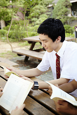 포토 JPG 나무 식물 학생 교육 남자 교복 남학생 벤치 의자 학교 청소년 탁자 고등학생 고등학교 한명 미소 웃음 사람 앉기 동양인 상반신 야외 10대 책 독서 스쿨라이프 한국인 교정 남자만 남자한명만 십대만 십대남자만 십대남자한명만 국내포토 1 라이프스타일 옷 가구 모션 표정 인종 파일형식
