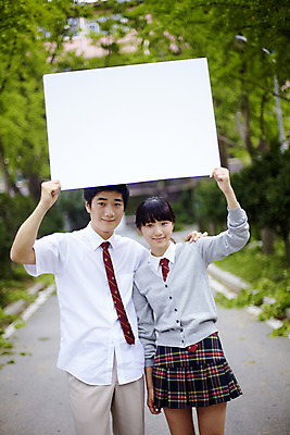포토 JPG 나무 식물 학생 여학생 여자 교육 남자 교복 남학생 학교 청소년 고등학생 안내 고등학교 서기 미소 웃음 사람 동양인 상반신 야외 두명 스쿨라이프 공백 한국인 알림 교정 십대만 국내포토 라이프스타일 옷 모션 표정 인종 파일형식