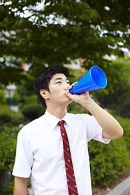 포토 JPG 나무 식물 학생 교육 남자 교복 남학생 학교 청소년 고등학생 안내 고등학교 한명 서기 사람 동양인 손짓 상반신 야외 10대 스쿨라이프 확성기 한국인 알림 교정 남자만 남자한명만 십대만 십대남자만 십대남자한명만 국내포토 1 라이프스타일 옷 모션 인종 파일형식