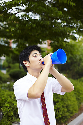 포토 JPG 나무 식물 학생 교육 남자 교복 남학생 학교 청소년 고등학생 안내 고등학교 한명 서기 사람 동양인 손짓 상반신 야외 10대 스쿨라이프 확성기 한국인 알림 교정 남자만 남자한명만 십대만 십대남자만 십대남자한명만 국내포토 1 라이프스타일 옷 모션 인종 파일형식