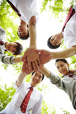 포토 JPG 나무 식물 학생 여학생 여자 교육 남자 교복 남학생 로우앵글 학교 청소년 고등학생 고등학교 미소 웃음 사람 동양인 손짓 여러명 상반신 야외 스쿨라이프 파이팅 한국인 교정 하이파이브 십대만 국내포토 라이프스타일 옷 뷰포인트 다수 모션 표정 인종 파일형식