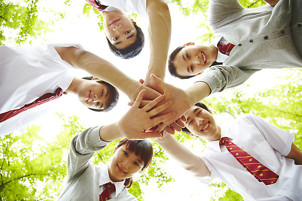 포토 JPG 나무 식물 학생 여학생 여자 교육 남자 교복 남학생 로우앵글 학교 청소년 고등학생 고등학교 미소 웃음 사람 동양인 손짓 여러명 상반신 야외 스쿨라이프 파이팅 한국인 교정 하이파이브 십대만 국내포토 라이프스타일 옷 뷰포인트 다수 모션 표정 인종 파일형식