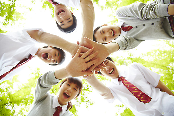 포토 JPG 나무 식물 학생 여학생 여자 교육 남자 교복 남학생 로우앵글 학교 청소년 고등학생 고등학교 미소 웃음 사람 동양인 손짓 여러명 상반신 야외 스쿨라이프 파이팅 한국인 교정 하이파이브 십대만 국내포토 라이프스타일 옷 뷰포인트 다수 모션 표정 인종 파일형식