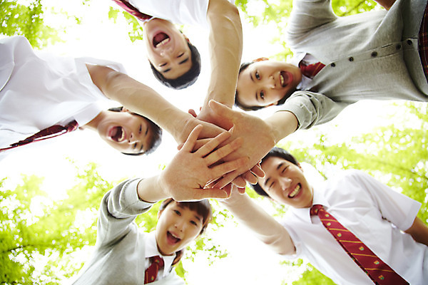 포토 JPG 나무 식물 학생 여학생 여자 교육 남자 교복 남학생 로우앵글 학교 청소년 고등학생 고등학교 미소 웃음 사람 동양인 손짓 여러명 상반신 야외 스쿨라이프 파이팅 한국인 교정 하이파이브 십대만 국내포토 라이프스타일 옷 뷰포인트 다수 모션 표정 인종 파일형식