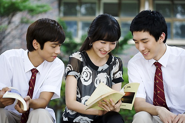 포토 JPG 나무 식물 학생 여자 교육 남자 교복 남학생 학교 청소년 고등학생 고등학교 미소 웃음 사람 앉기 동양인 상반신 야외 건물 책 세명 독서 스쿨라이프 교사 한국인 교정 십대만 국내포토 직업 라이프스타일 건축물 옷 모션 표정 인종 파일형식