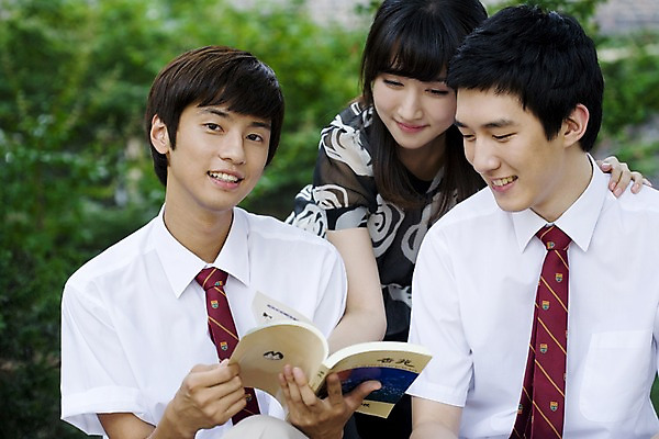 포토 JPG 나무 식물 학생 여자 교육 남자 교복 남학생 학교 청소년 고등학생 고등학교 미소 웃음 사람 앉기 동양인 상반신 야외 책 세명 독서 스쿨라이프 교사 한국인 교정 십대만 국내포토 직업 라이프스타일 옷 모션 표정 인종 파일형식