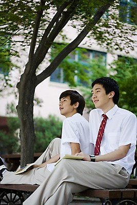 포토 JPG 나무 식물 학생 교육 남자 교복 남학생 포즈 벤치 의자 학교 청소년 고등학생 고등학교 사람 앉기 동양인 상반신 야외 두명 건물 책 스쿨라이프 한국인 교정 남자만 십대만 십대남자만 국내포토 라이프스타일 건축물 옷 가구 모션 인종 파일형식