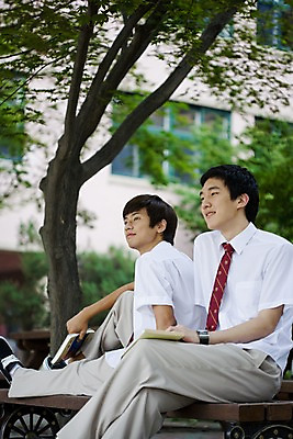 포토 JPG 나무 식물 학생 교육 남자 교복 남학생 포즈 벤치 의자 학교 청소년 고등학생 고등학교 사람 앉기 동양인 상반신 야외 두명 건물 책 친구 스쿨라이프 한국인 교정 남자만 십대만 십대남자만 국내포토 라이프스타일 건축물 옷 가구 관계 모션 인종 파일형식
