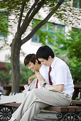 포토 JPG 나무 식물 학생 교육 남자 교복 남학생 포즈 벤치 의자 학교 청소년 고등학생 고등학교 미소 웃음 사람 앉기 동양인 상반신 야외 두명 건물 책 스쿨라이프 한국인 교정 남자만 십대만 십대남자만 국내포토 라이프스타일 건축물 옷 가구 모션 표정 인종 파일형식