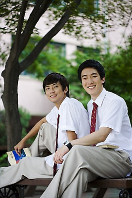 포토 JPG 나무 식물 학생 교육 남자 교복 남학생 포즈 벤치 의자 학교 청소년 고등학생 고등학교 미소 웃음 사람 앉기 동양인 상반신 야외 두명 건물 책 친구 스쿨라이프 한국인 교정 남자만 십대만 십대남자만 국내포토 라이프스타일 건축물 옷 가구 관계 모션 표정 인종 파일형식