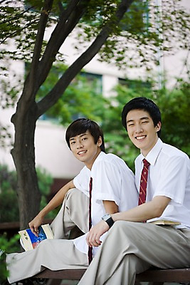 포토 JPG 나무 식물 학생 교육 남자 교복 남학생 포즈 벤치 의자 학교 청소년 고등학생 고등학교 미소 웃음 사람 앉기 동양인 상반신 야외 두명 건물 책 친구 스쿨라이프 한국인 교정 남자만 십대만 십대남자만 국내포토 라이프스타일 건축물 옷 가구 관계 모션 표정 인종 파일형식