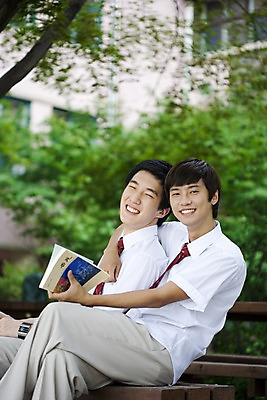 포토 JPG 나무 식물 학생 교육 남자 교복 남학생 포즈 벤치 의자 학교 청소년 고등학생 고등학교 미소 웃음 사람 앉기 동양인 상반신 야외 두명 건물 책 친구 스쿨라이프 한국인 교정 남자만 십대만 십대남자만 국내포토 라이프스타일 건축물 옷 가구 관계 모션 표정 인종 파일형식