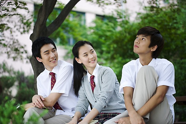 포토 JPG 나무 식물 학생 여학생 여자 교육 남자 교복 남학생 학교 청소년 고등학생 고등학교 미소 웃음 사람 앉기 동양인 상반신 야외 건물 책 세명 스쿨라이프 한국인 교정 십대만 국내포토 라이프스타일 건축물 옷 모션 표정 인종 파일형식