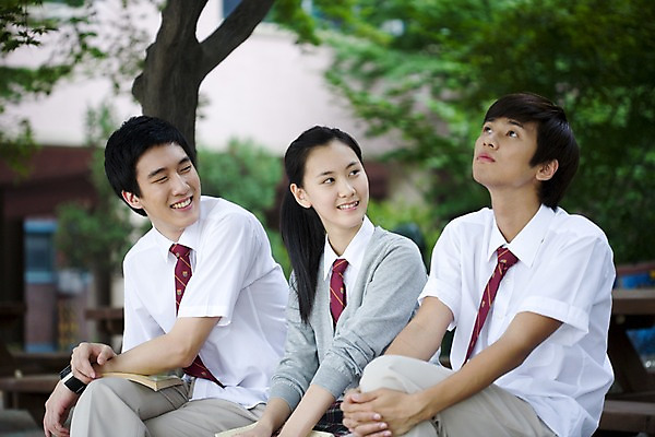 포토 JPG 나무 식물 학생 여학생 여자 교육 남자 교복 남학생 학교 청소년 고등학생 고등학교 미소 웃음 사람 앉기 동양인 상반신 야외 건물 책 세명 스쿨라이프 한국인 교정 십대만 국내포토 라이프스타일 건축물 옷 모션 표정 인종 파일형식