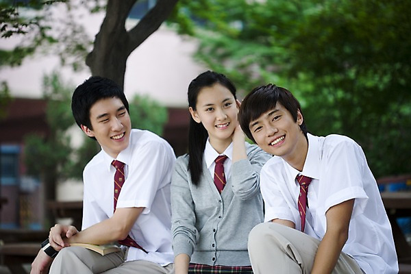 포토 JPG 나무 식물 학생 여학생 여자 교육 남자 교복 남학생 포즈 학교 청소년 고등학생 고등학교 미소 웃음 사람 앉기 동양인 상반신 야외 건물 책 세명 스쿨라이프 한국인 교정 십대만 국내포토 라이프스타일 건축물 옷 모션 표정 인종 파일형식