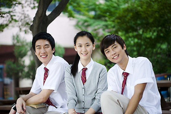 포토 JPG 나무 식물 학생 여학생 여자 교육 남자 교복 남학생 포즈 학교 청소년 고등학생 고등학교 미소 웃음 사람 앉기 동양인 상반신 야외 건물 책 세명 스쿨라이프 한국인 교정 십대만 국내포토 라이프스타일 건축물 옷 모션 표정 인종 파일형식