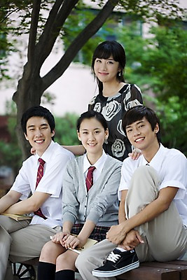 포토 JPG 나무 식물 학생 여학생 여자 교육 남자 교복 남학생 포즈 학교 청소년 고등학생 고등학교 서기 미소 웃음 사람 앉기 동양인 여러명 상반신 야외 건물 책 스쿨라이프 교사 한국인 교정 십대만 국내포토 직업 라이프스타일 건축물 옷 다수 모션 표정 인종 파일형식