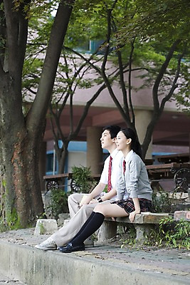 포토 JPG 전신 나무 식물 학생 여학생 여자 교육 남자 교복 남학생 벤치 의자 학교 청소년 고등학생 고등학교 미소 웃음 사람 앉기 동양인 야외 두명 건물 책 스쿨라이프 한국인 교정 십대만 국내포토 라이프스타일 건축물 옷 가구 모션 표정 인종 파일형식