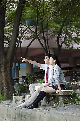 포토 JPG 전신 나무 식물 학생 여학생 여자 교육 남자 교복 남학생 벤치 의자 학교 청소년 고등학생 고등학교 미소 웃음 사람 앉기 동양인 손짓 야외 두명 책 스쿨라이프 한국인 교정 십대만 국내포토 라이프스타일 옷 가구 모션 표정 인종 파일형식