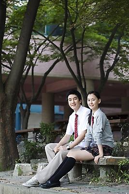 포토 JPG 전신 나무 식물 학생 여학생 여자 교육 남자 교복 남학생 벤치 의자 학교 청소년 고등학생 고등학교 미소 웃음 사람 앉기 동양인 야외 두명 책 스쿨라이프 한국인 교정 십대만 국내포토 라이프스타일 옷 가구 모션 표정 인종 파일형식