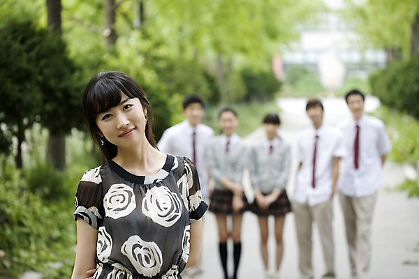 포토 JPG 나무 식물 학생 여학생 여자 교육 남자 교복 길 남학생 학교 청소년 고등학생 고등학교 서기 미소 웃음 사람 동양인 여러명 상반신 야외 아웃포커스 스쿨라이프 교사 한국인 교정 십대만 국내포토 직업 라이프스타일 옷 다수 모션 촬영기법 표정 인종 파일형식