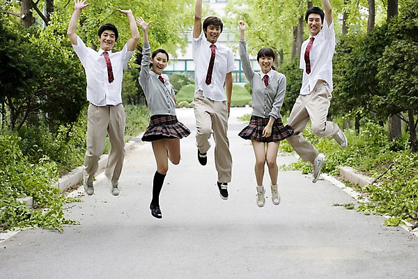 포토 JPG 전신 나무 식물 학생 여학생 여자 교육 남자 교복 길 남학생 학교 청소년 고등학생 고등학교 미소 웃음 사람 동양인 손짓 여러명 야외 건물 달리기 스쿨라이프 점프 만세 한국인 교정 십대만 국내포토 라이프스타일 건축물 옷 다수 모션 표정 인종 파일형식
