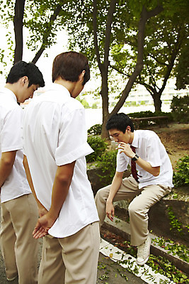 포토 JPG 나무 식물 학생 교육 남자 교복 남학생 벤치 의자 학교 청소년 고등학생 흡연 담배 고등학교 서기 사람 동양인 상반신 야외 세명 스쿨라이프 한국인 조경 교정 불량청소년 불량학생 남자만 십대만 십대남자만 국내포토 라이프스타일 옷 가구 모션 인종 파일형식